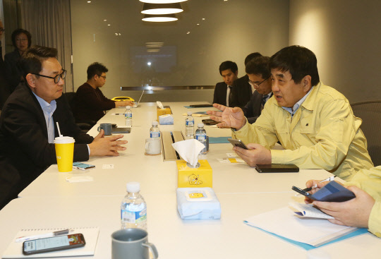 한상혁 방송통신위원회 위원장(오른쪽)이 30일 국내 포털사업자 네이버·카카오와 '신종 코로나바이러스 감염증' 관련 가짜뉴스 대응을 위한 협력에 대해 논의했다. 방통위 제공